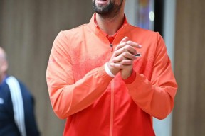 九游体育-关于德约科维奇回归赛场，战术调整首场状态亮眼，老鹰观众沸腾！的信息